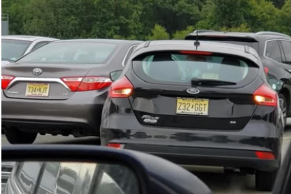 NIKOME NIJE JASNO KAKO ONA IMA VOZAČKU! Udarila je auto na parkingu, a onda je uradila nešto baš GLUPO! (VIDEO)