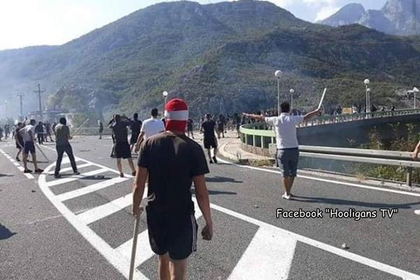 NAVIJAČKA TUČA NASRED AUTOPUTA: Desetine huligana sa motkama i bakljama izletelo iz kola i napravilo šou program!