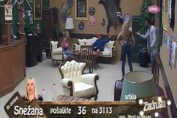 JEZIVA TUČA MINE I JOCE! Mrtav hladan nasrnuo na žensko, Mina dva puta na podu, a onda ŠAMARČINA! Trener u zatvoru!