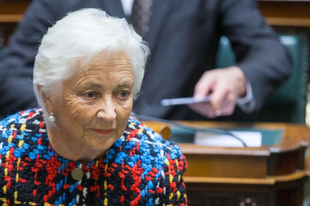 KRALJICA MAJKA DOŽIVELA MOŽDANI UDAR! Stanje kritično, hitno prebačena u bolnicu!