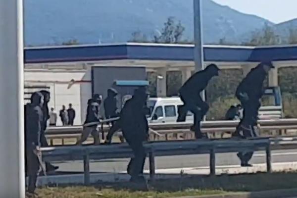 OPŠTI HAOS NA AUTOPUTU: Brutalna tuča navijača palicama i bakljama dok automobili prolaze!
