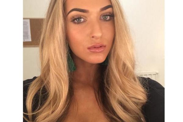 DAO JE DEVOJCI ROĐENDANSKU ČESTITKU, ALI NIJE PRIMETIO JEDAN DETALJ: Ova greška je mogla da ga košta veze! (FOTO)