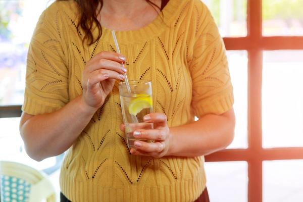 SVI JE PREPORUČUJU, A JA SAM JE TESTIRALA: Nedelju dana sam pila VODU S LIMUNOM, rezultat me je potpuno RAZOČARAO!