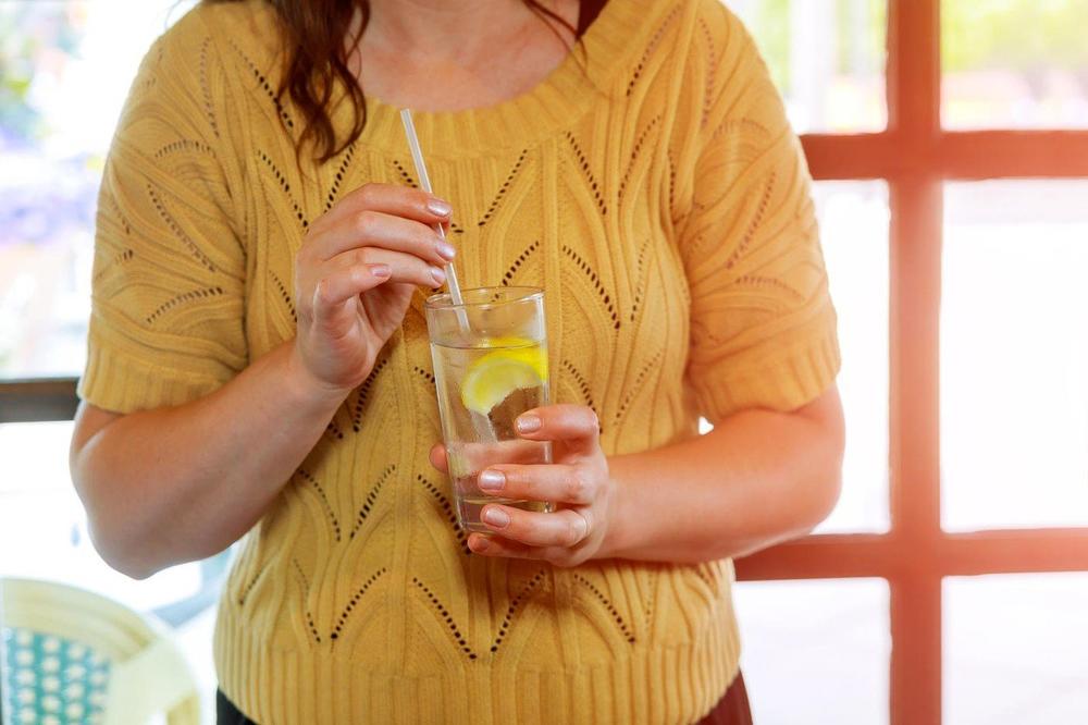 SVI JE PREPORUČUJU, A JA SAM JE TESTIRALA: Nedelju dana sam pila VODU S LIMUNOM, rezultat me je potpuno RAZOČARAO!