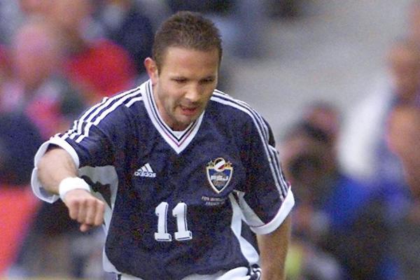 A ŠTA MISLITE U ČIJEM DRESU? Mihajlovićev sin uradio tetovažu svog oca u momentu izvođenja slobodnjaka!