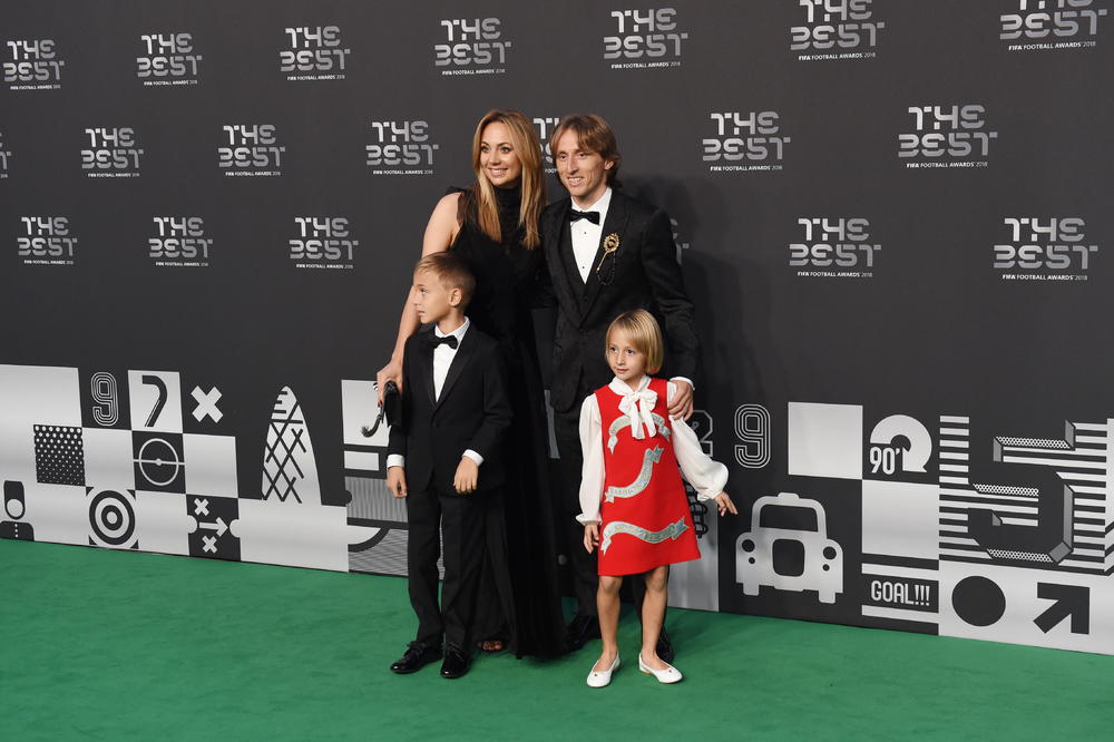 KO JE LEPOTICA KOJA STOJI IZA LUKE MODRIĆA? Ona ga je odvela u Real, a majku su joj u Dinamu svi zvali - Šefice!