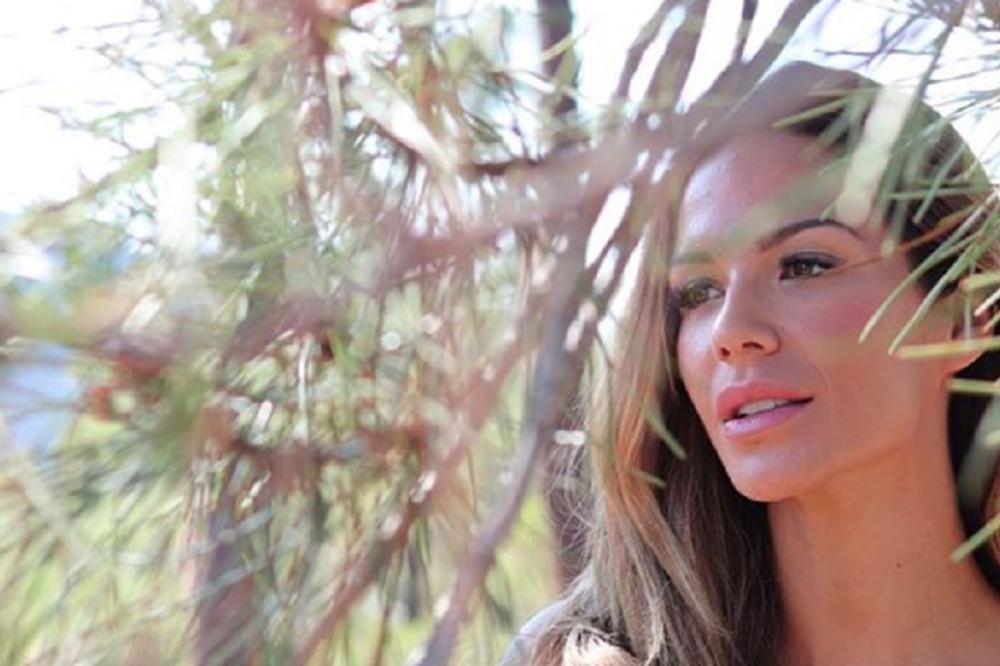 ŠTA TO RADIŠ CRNA TAMARA? Žena poznatog fudbalera potpuno gola pozirala u prirodi, pa onda objasnila svoj potez!