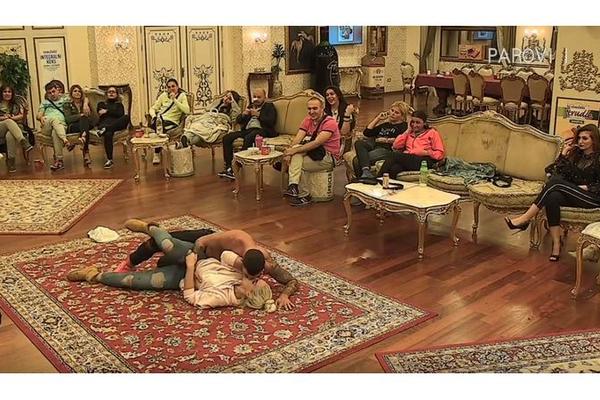 SVI PROSIPAJU LAŽNI MORAL! Bila je sa trojicom, imala se*s bez pokrivača, a odbila da učestvuje u SEK*OVIZIJI