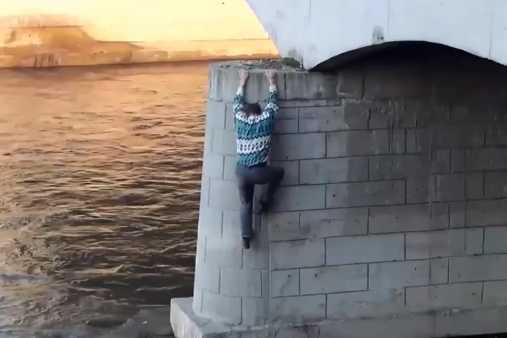 HEROJA IZ NIŠA SLAVE I SVETSKI MEDIJI: Video spasavanja psa o kome bruju svet (VIDEO)