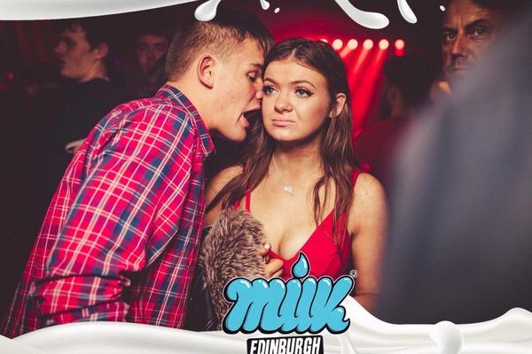 OVAJ PRIZOR STE SIGURNO VIĐALI U KLUBOVIMA: Sada je otkrivena pozadina hit fotografije koja kruži internetom!