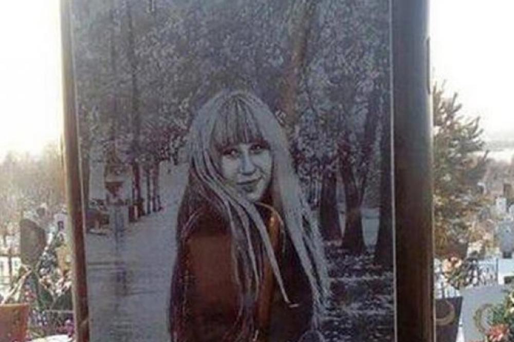 SPOMENIK DEVOJCI (25) ZAPREPASTIO CELO SELO: Na njenom grobu ono čime je bila OPSEDNUTA! ZGARNUĆETE SE! (FOTO)