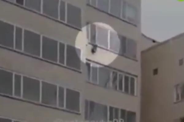 VIDEO GODINE! Dete je visilo sa 10. sprata, a onda krenulo da PADA - komšija je učinio nešto zadivljujuće! (VIDEO)