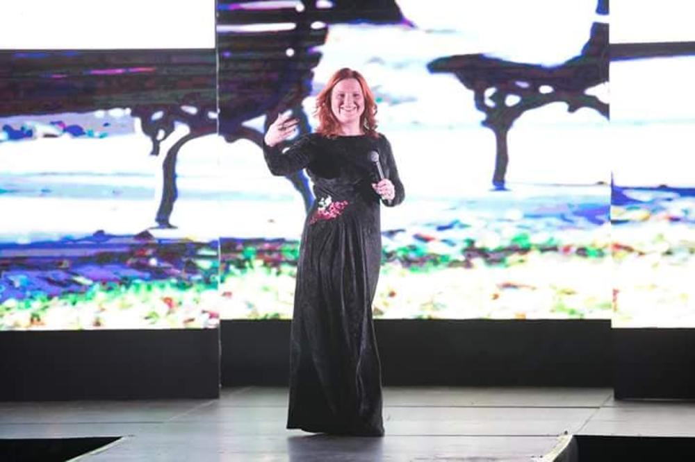 HAJDE MALO DA CENIMO KVALITET! Ova devojka iz VRANJA dostojanstveno predstavlja MUZIKU i svaka joj čast!