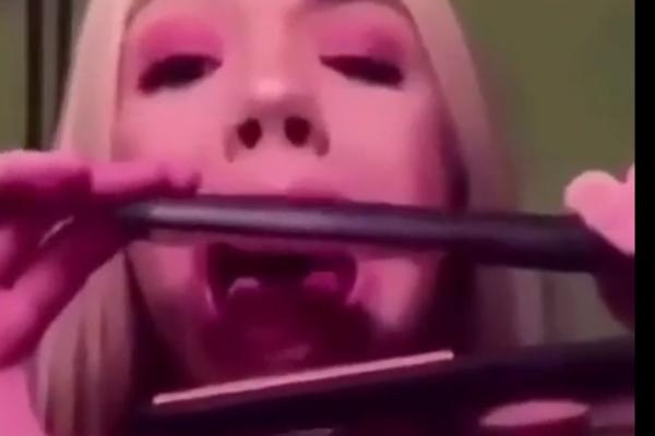 DA LI JE ONA NORMALNA? Ova devojka je sebi uradila nešto VEOMA BOLNO! (VIDEO)