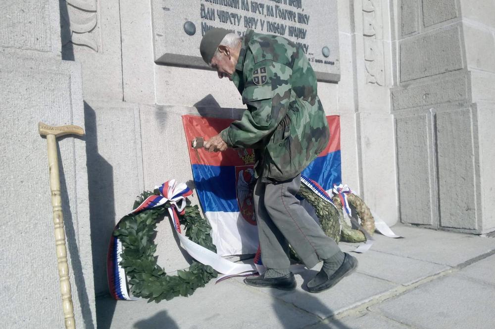 VIDEO KOJI ĆE SVAKOG SRBINA UČINITI PONOSNIM: Čuvar Zejtinlika deda Đorđe stoji mirno dok svira Bože pravde (FOTO)