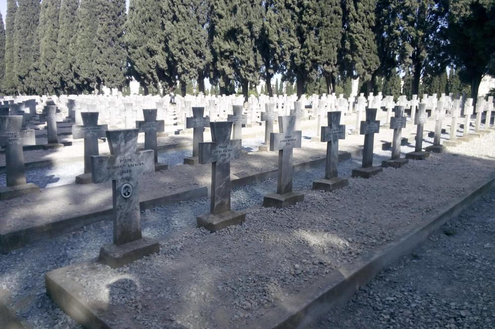SPOMEN OBELEŽJE SRPSKIH VOJNIKA IZ ŠUMADIJE U TIRANI: Sahranjeni su tu baš na Svetog Iliju!