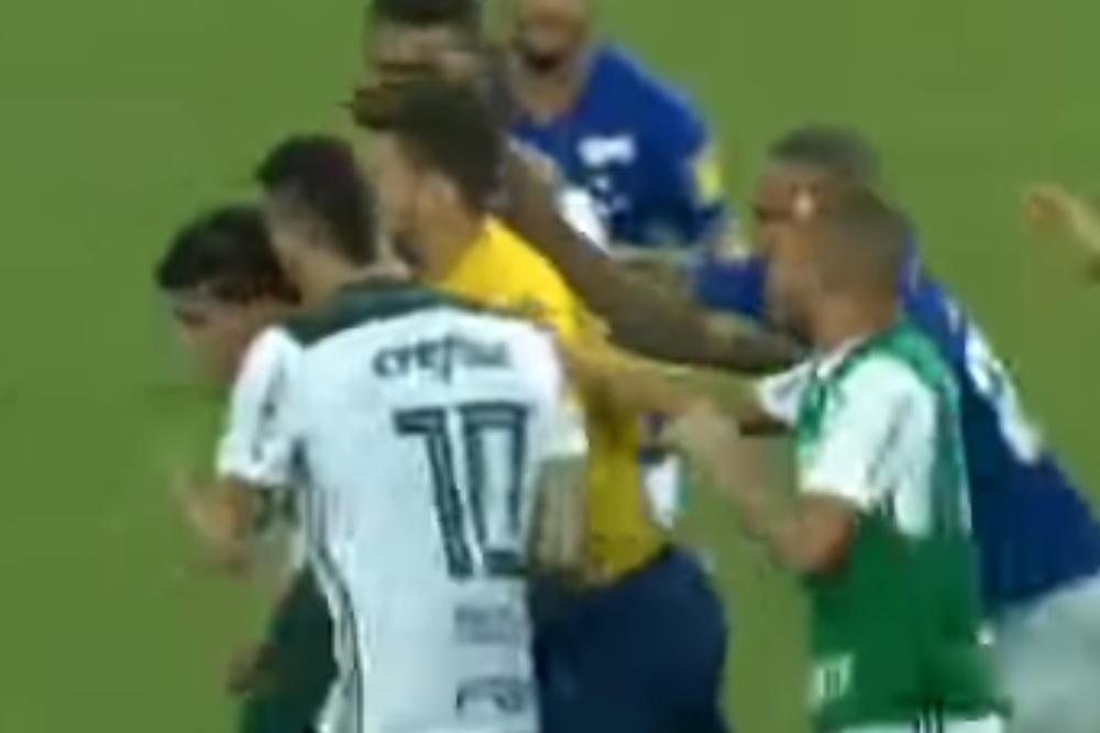 TUČA FUDBALERA U BRAZILU: Bivši fudbaler Crvene zvezde smirivao zaraćene strane!