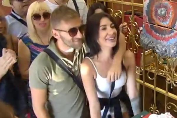 DOK SE SVI PRENEMAŽU SA POLJUPCIMA KAO DA KOŠTAJU, ONI SE PRVI POLJUBILI! Savo i Rebeka otkrili da su u vezi!