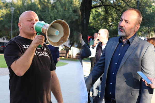 UBICO, ZAŠTO JE GOJKOVIĆ UBIJEN IZ TVOG PIŠTOLJA? Simo Spasić ponovo ISPROZIVAO Sašu Jankovića na protestu! (FOTO)