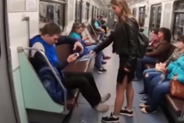 POLIVALA MUŠKARCE IZBELJIVAČEM PO MEĐUNOŽJU: Išla autobusom, pa svakom ko ŠIRI NOGE prilazila i... AU! (VIDEO)