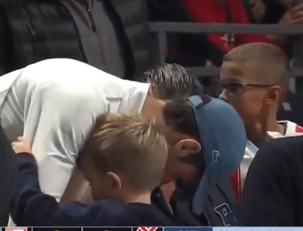 Zagrljaj oca i sina pored parketa Pionira  