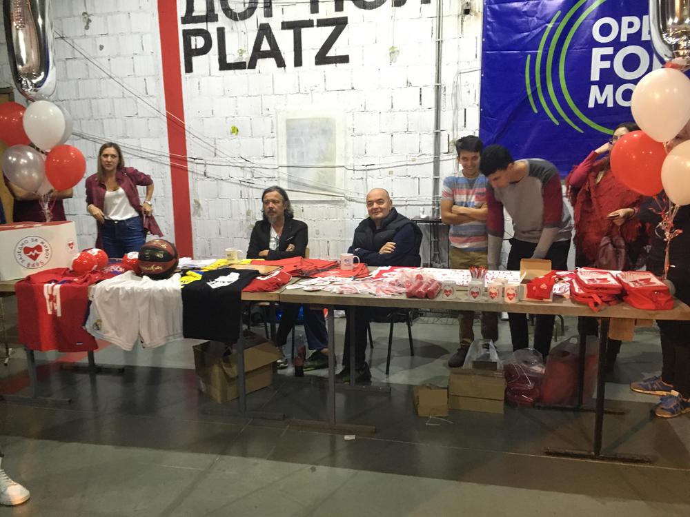 Duško Vujošević izašao je u susret svim obožavaocima i neumorno se slikao sa njima