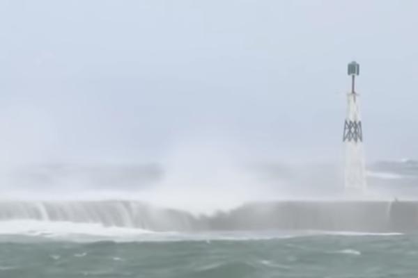 JEZIVA OLUJA POGODILA ISTANBUL: Crep odleteo i pao na majku i dete, nesrećnoj ženi nije bilo spasa!