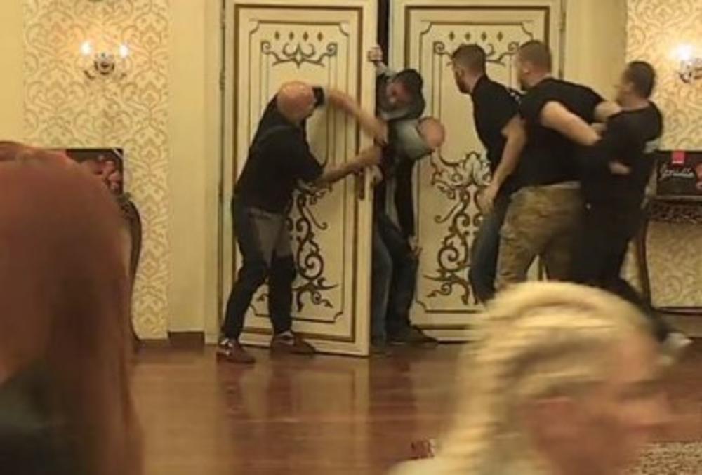 Jedva su ga obuzdali