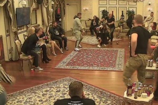 ESPRESO TVITER DOVEO DO SKANDALA U PAROVIMA: Benjamin zbog tvitova izvukao pištolj, PANIKA i HAOS