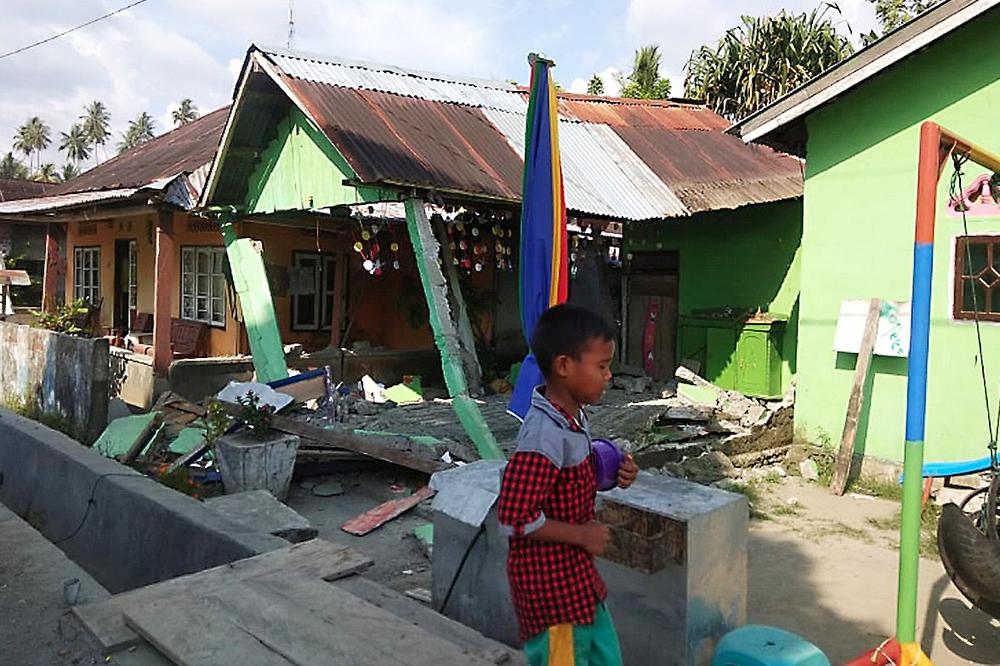 KATAKLIZMA U INDONEZIJI: Zemljotres i cunami odneli skoro 400 života! Beživotna tela na sve strane! (VIDEO)