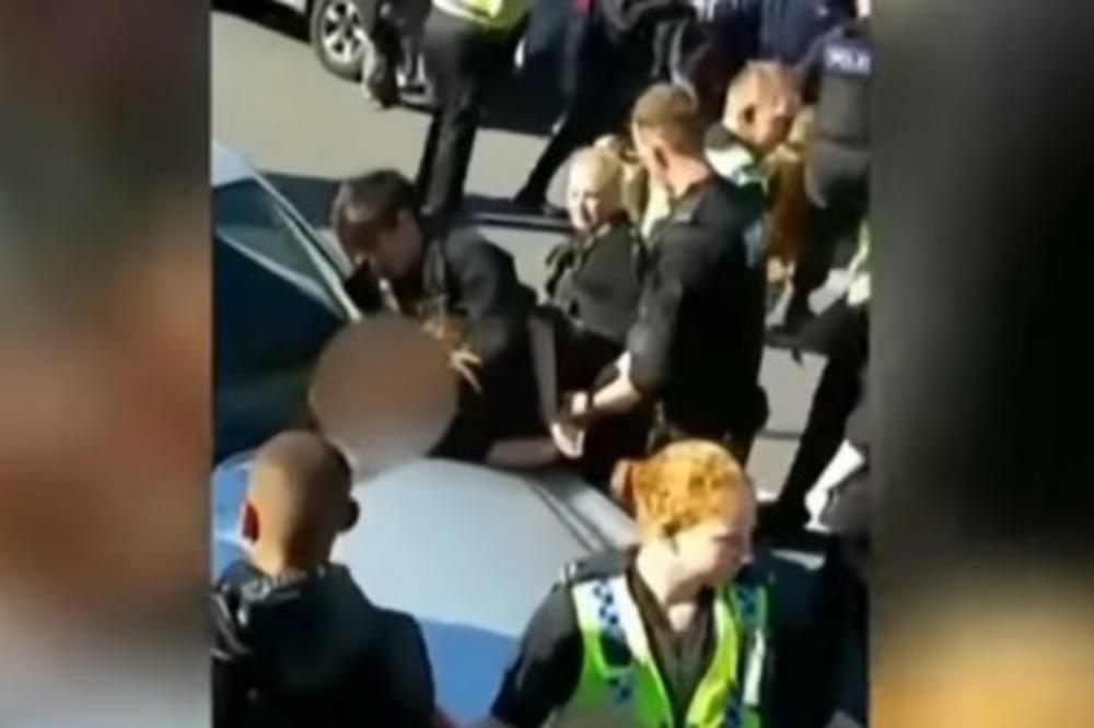 BRUTALNA TUČA U SREDNJOJ ŠKOLI: Skinuo je devojčici muslimanki maramu i nastao je opšti haos! (VIDEO)
