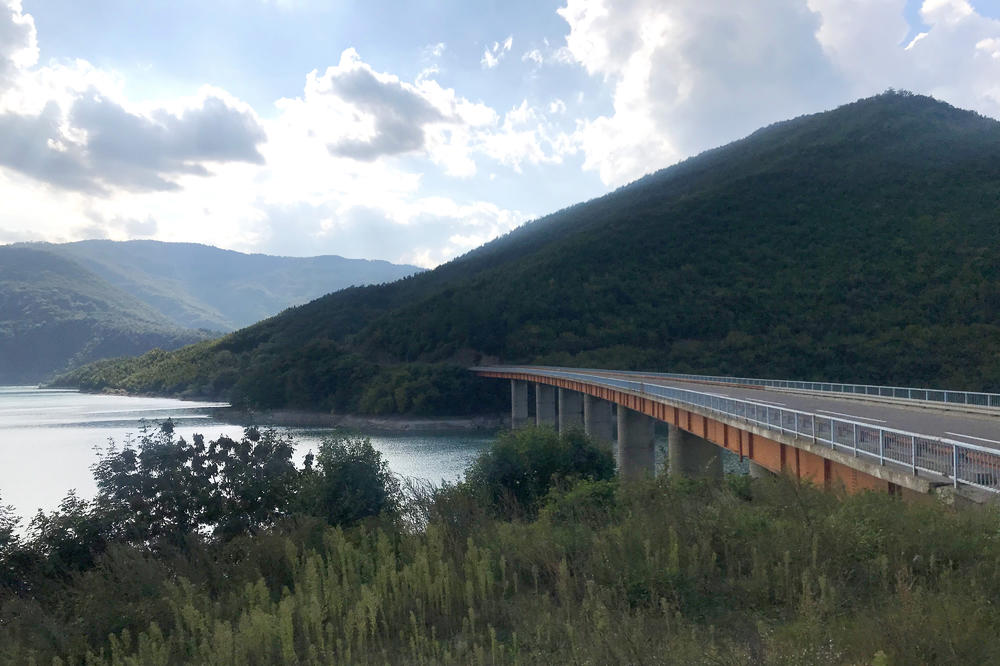 STRAHOTA KOD JEZERA GAZIVODE: Palili kamp kućice građana Novog Pazara! Policija MUNJEVITO reagovala