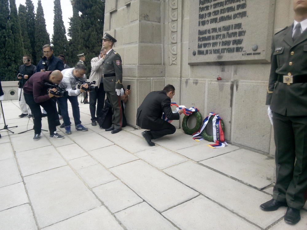 Aleksandar Vulin polaže venac  