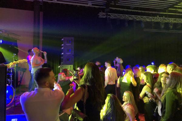 HAOS U MALMEU: Boban Rajović pevao pred nekoliko hiljada ljudi! A popularna pevačica mu se pridružila!