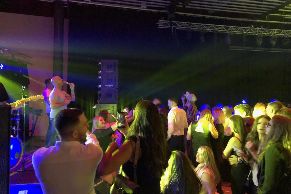 HAOS U MALMEU: Boban Rajović pevao pred nekoliko hiljada ljudi! A popularna pevačica mu se pridružila!