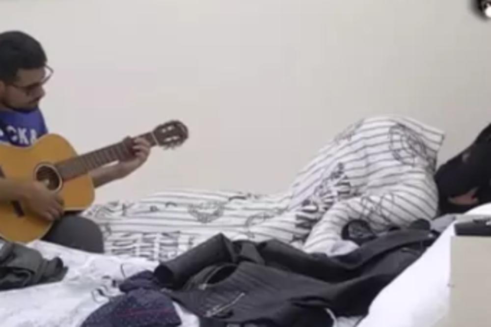 TI SI KAO DIVLJI ZAPAD: Bora Santana sa GITAROM u ruci se UDVARAO Mariji! (VIDEO)