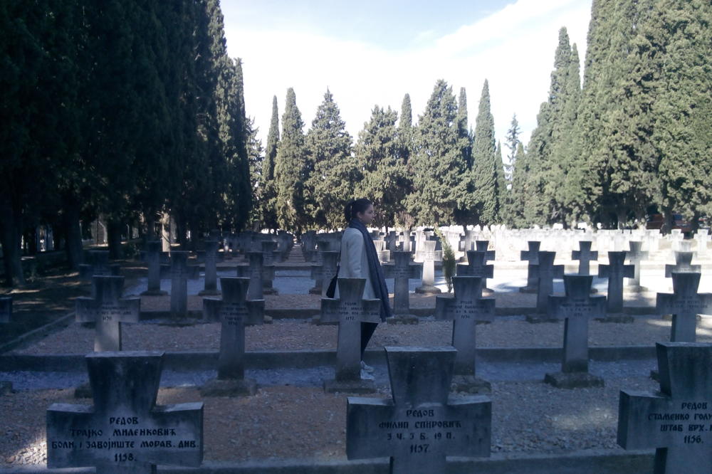 PRIČALA SAM S MRTVIM VRŠNJAKOM SA SRPSKOG VOJNIČKOG GROBLJA: Ove kosti su da se sećamo i da ne zaboravimo (FOTO)