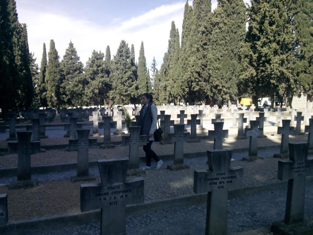 Između grobova srpskih junaka  