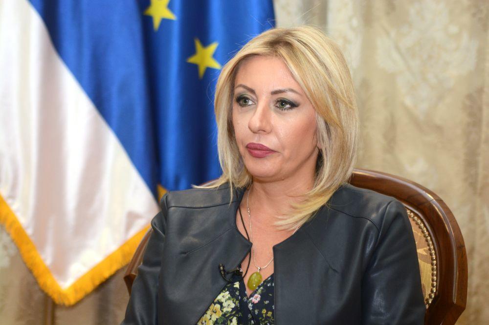 SVI SU GLEDALI U JADRANKU! Srpska ministarka drastično promenila imidž, malo ko bi je prepoznao (FOTO)