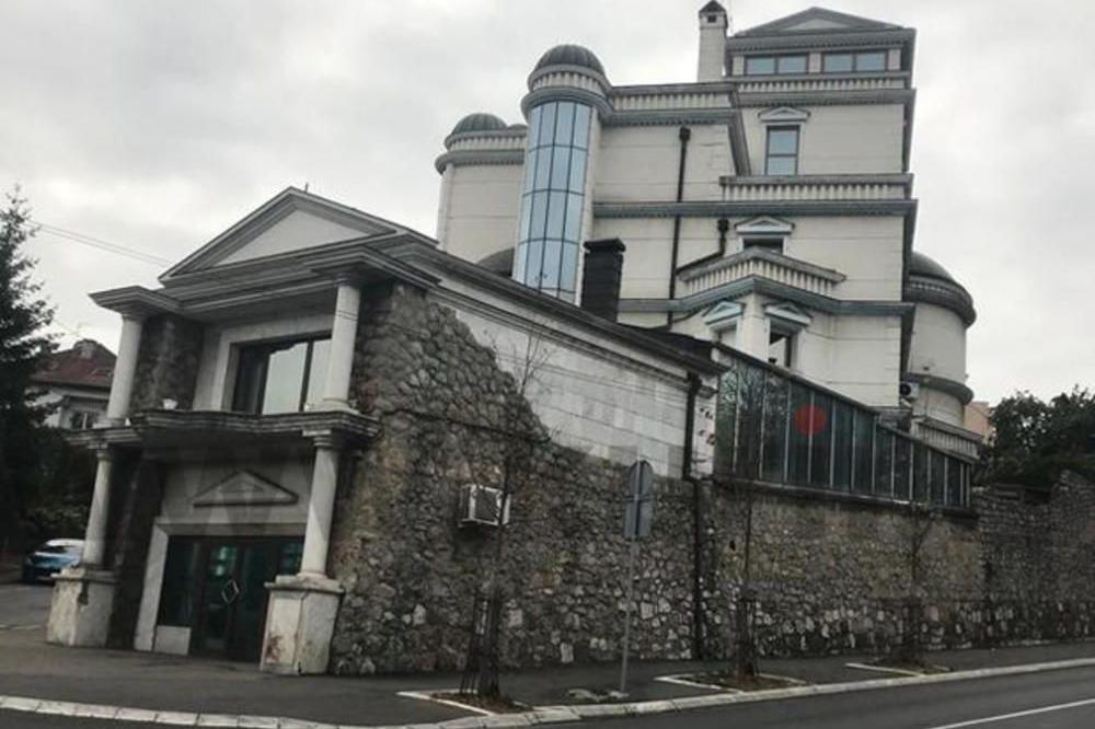 U CECINOJ KUĆI NA DEDINJU NA JEDNOJ SLICI NIJE NI ONA, NI ARKAN: Ražnatović je uramio njegov LIK!