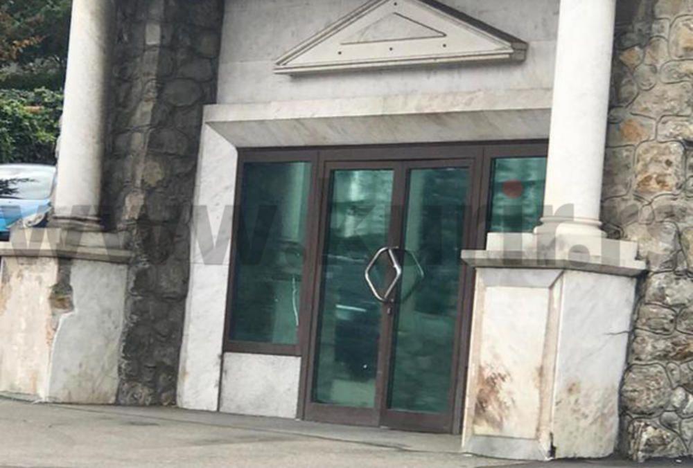 Vrata u koja su udarali vandali  