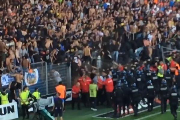 DŽABA TRI GOLA KAD IMAŠ GLUPE NAVIJAČE! Huligani prekinuli dobijen meč francuskog velikana!