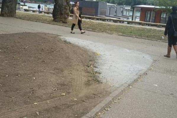 ASFALTIRALI TRAVU U BLOKU 70! KO i zašto ovo radi?! (FOTO)