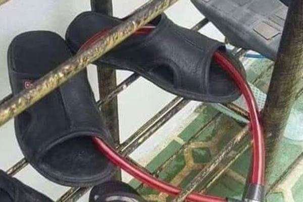 OVO STVARNO MOŽE DA POSTOJI SAMO U SRBIJI: Vernik zaključao papuče ispred džamije!