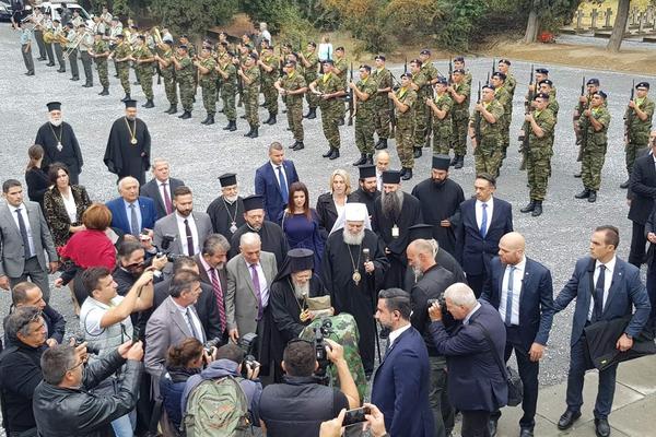 ČIČA ĐORĐE JE POLJUBIO RUKU VARTOLOMEJU, A ONDA JE DOBIO POKLON OD VUKA DRAŠKOVIĆA! Šta se zaista dešavalo u Solunu