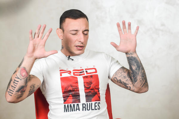 DUŠAN DŽAKIĆ: Idioti izmišljaju priče, šire ih budale, kreteni veruju! Kad bih se natezao s mentolima i idiotima...