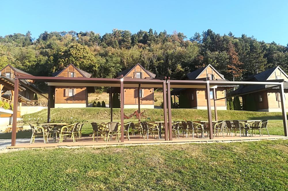 KUĆA NA VRDNIKU SKORO MILION EVRA: Svi se čude kad je vide, a na imanju imaju i ovo! ( FOTO)