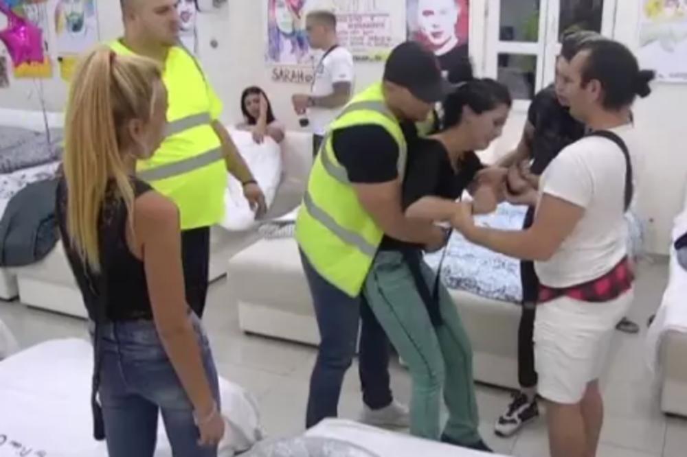JEZIVA TUČA U ZADRUZI! Maja isprebijala Janjuša, odmah uletelo OBEZBEĐENJE, mogla je KRV DA PADNE! (VIDEO)