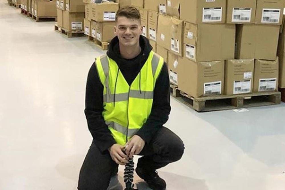 UJUTRU IŠAO NA FAKS, POPODNE RAZNOSIO PICE, A UVEČE... Ovaj tinejdžer je od sebe napravio MILIONERA!