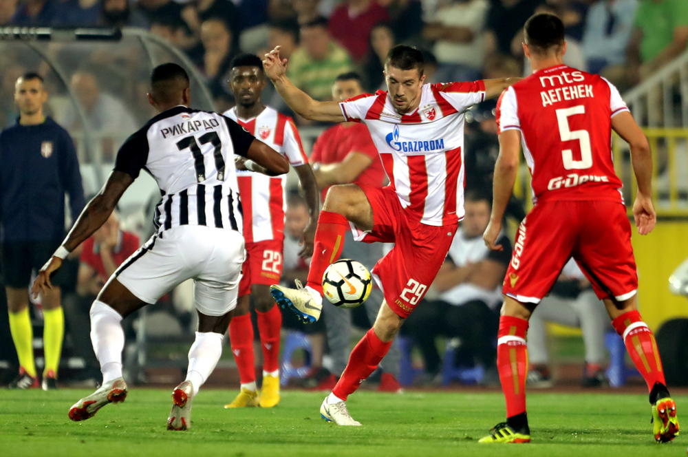 Miloš Degenek i Dušan Jovančić zaustavljaju Rikarda Gomeša  